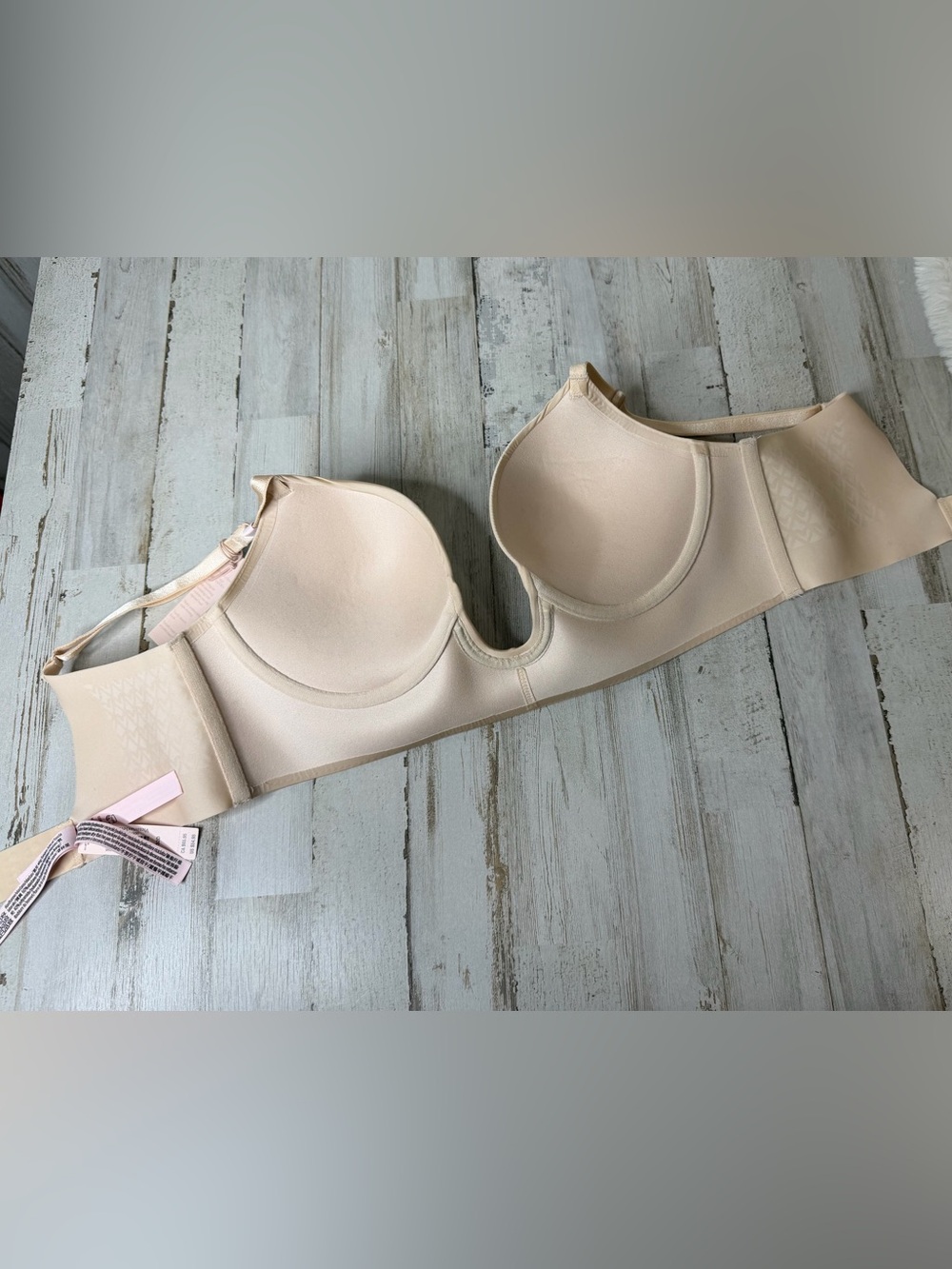 Victoria's Secret Smooth Nude Invisible Bra - Picture 8 of 9